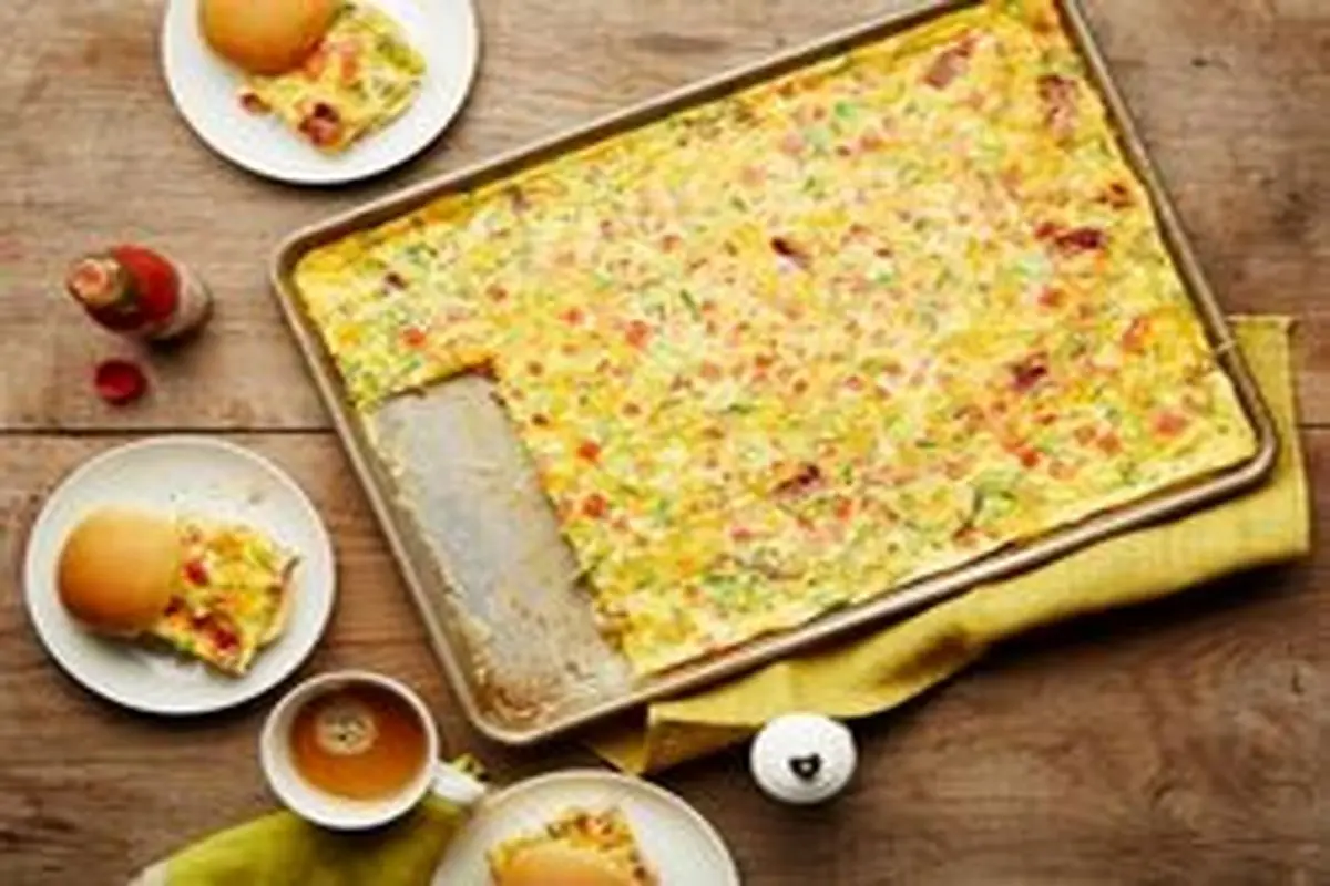 طرز تهیه ساندویچ املت پنیری تخم مرغ و بیکن