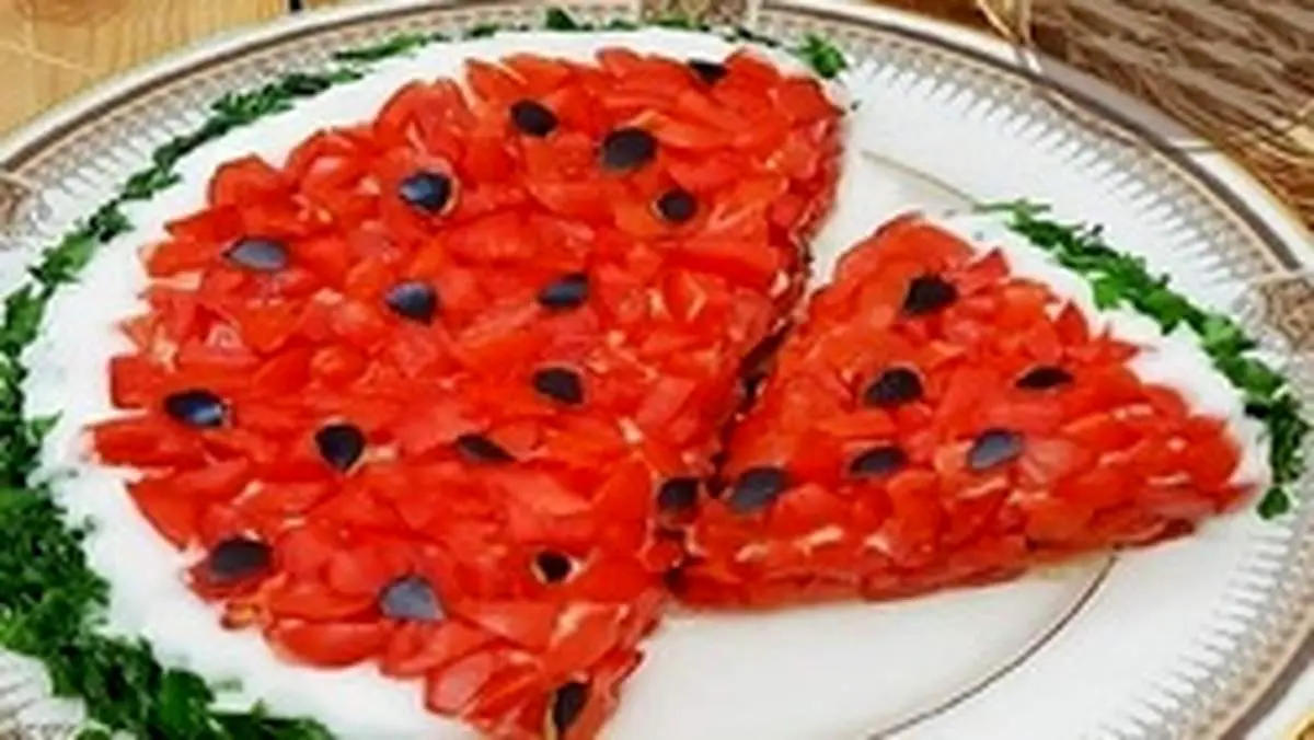طرز تهیه سالاد الویه به شکل هندوانه