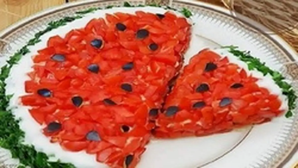 طرز تهیه سالاد الویه به شکل هندوانه
