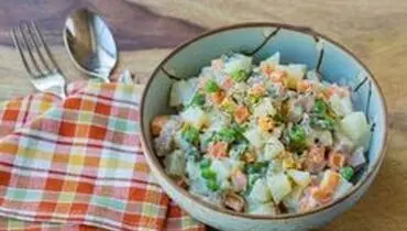 طرز تهیه سالاد روسی مجلسی با مرغ و شوید