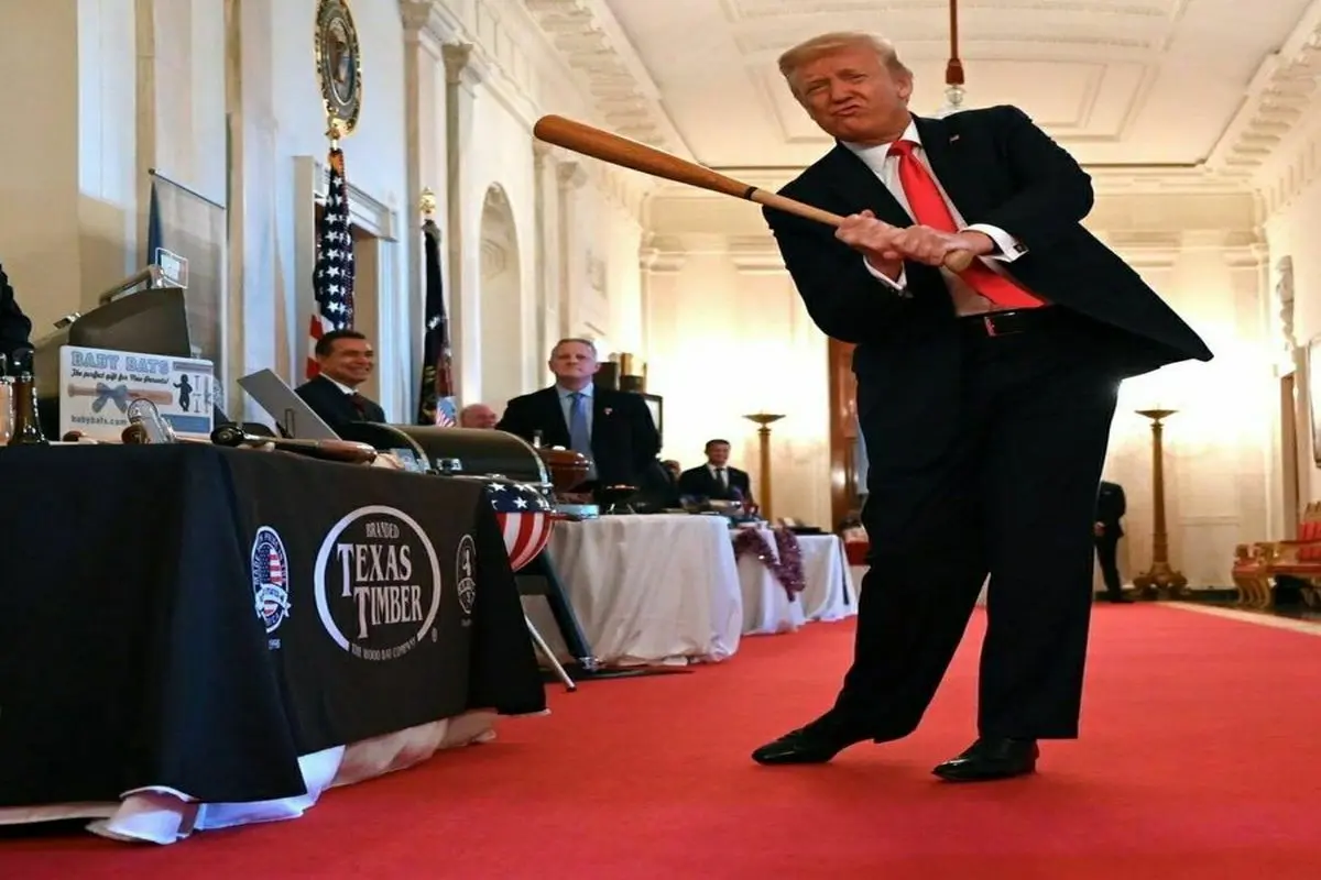 عکس / حرکت نمایشی دونالد ترامپ در کاخ سفید