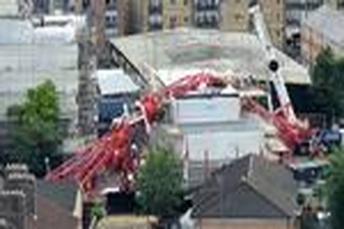 سقوط جرثقیل ساختمانی روی خانه‌ها در لندن