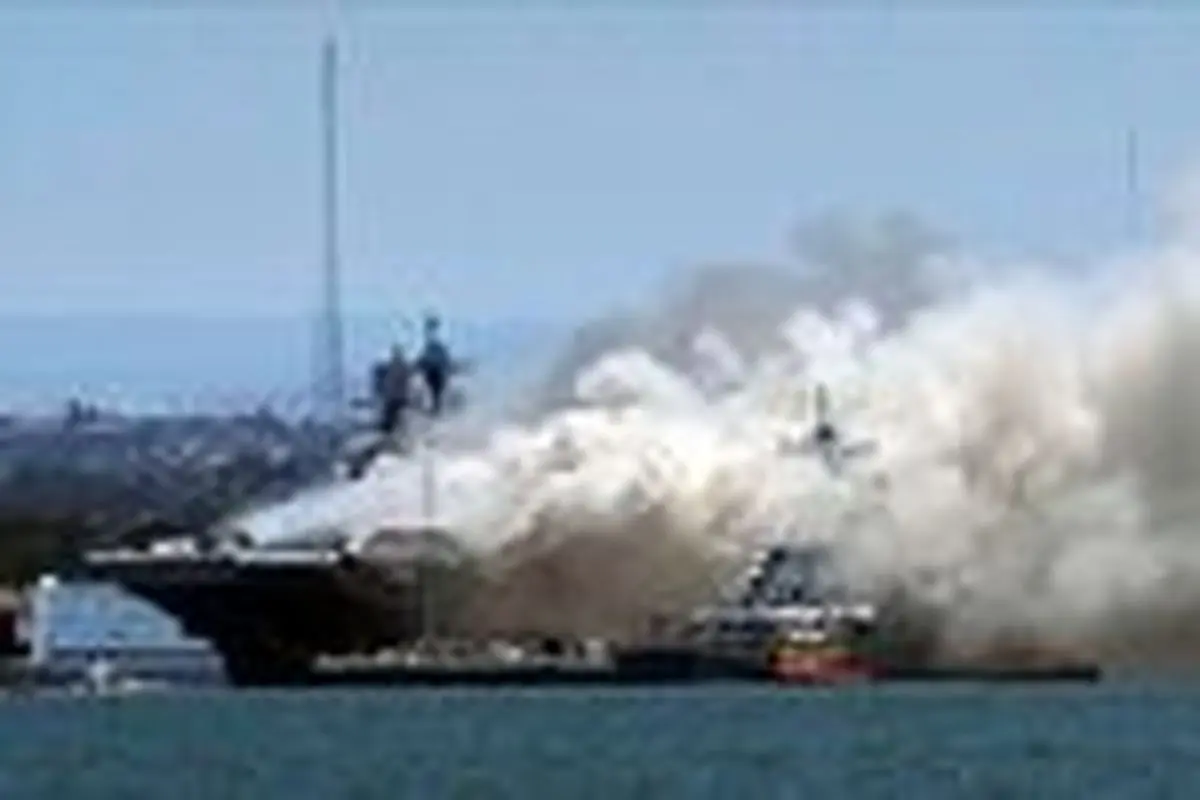 انفجار در کشتی جنگی آمریکایی به روایت تصویر