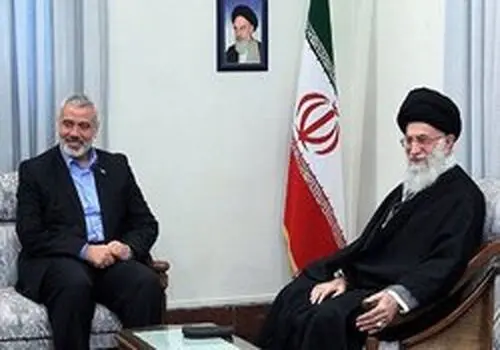  تصویری از اقامه نماز رهبر انقلاب بر پیکر شهید اسماعیل هنیه