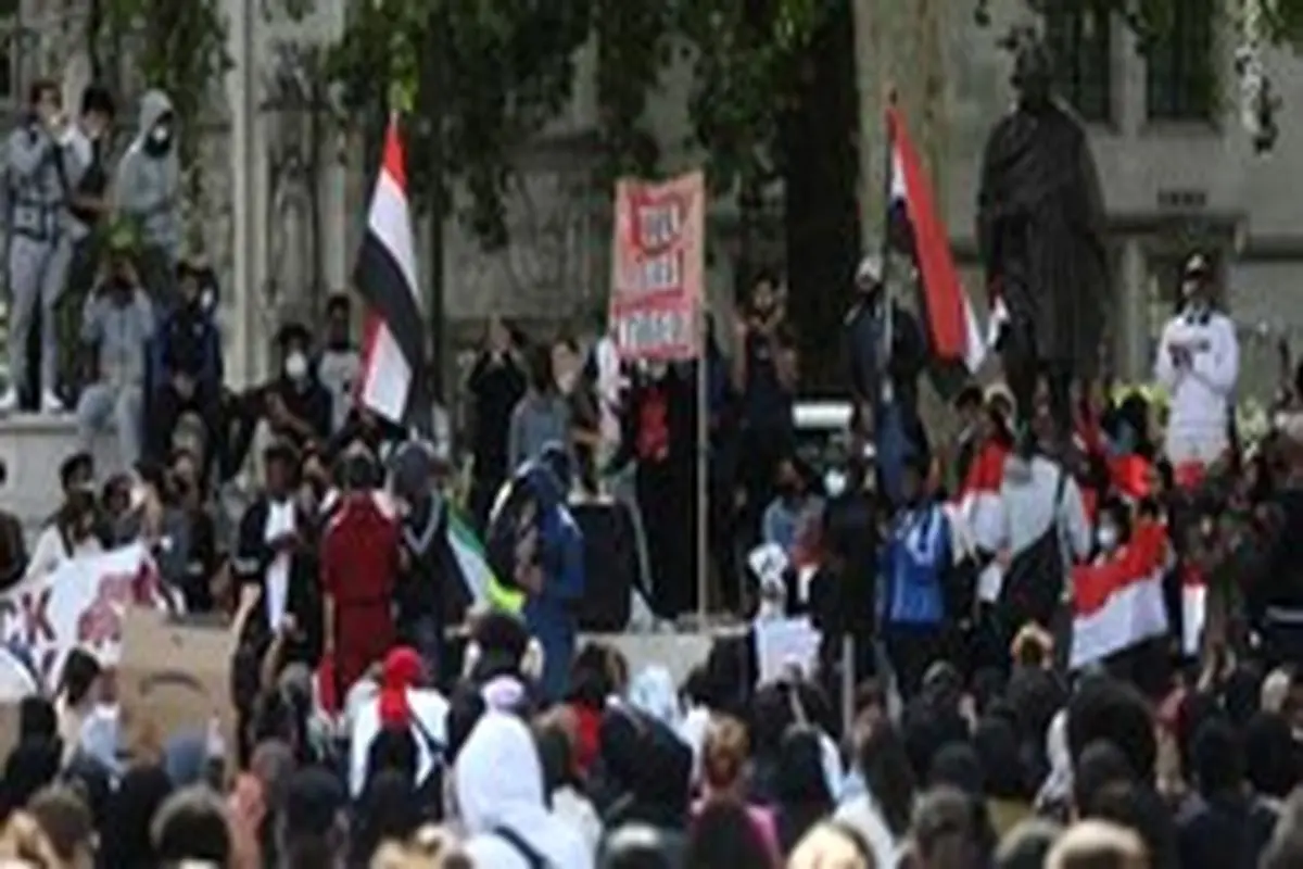 اهتزاز پرچم یمن در انگلستان + عکس