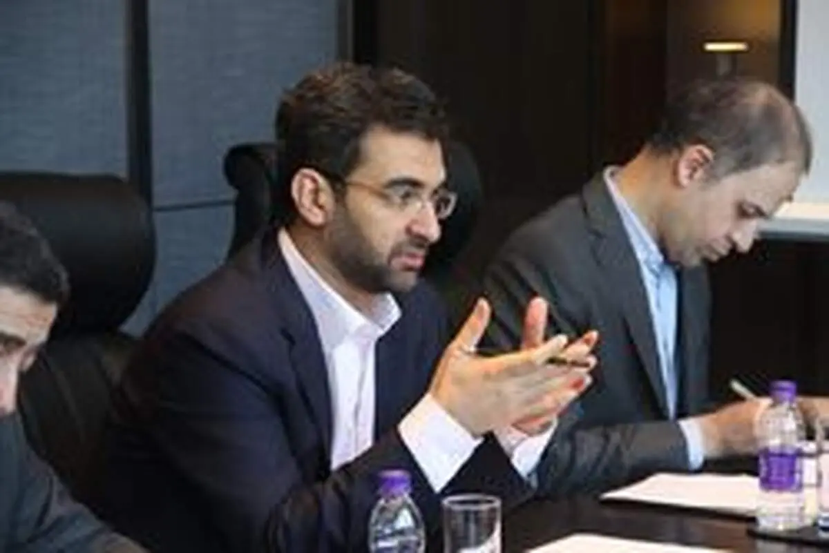 پیگیری آذری جهرمی برای لغو ممنوعیت واردات تلفن همراه بالای ۳۰۰ یورو