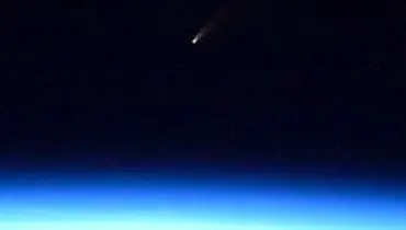 درخشش یک دنباله‌دار در فضا + عکس