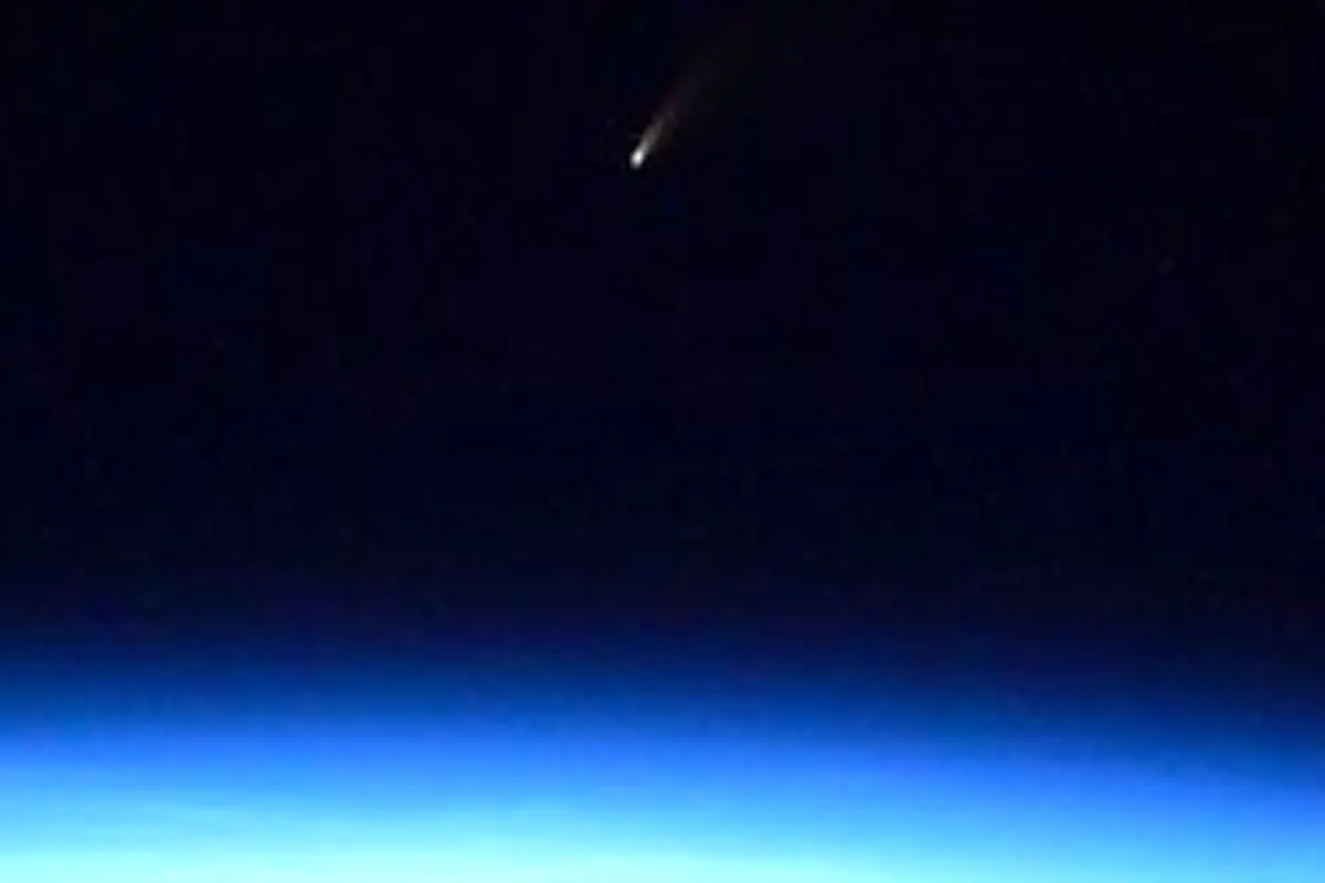 درخشش یک دنباله‌دار در فضا + عکس