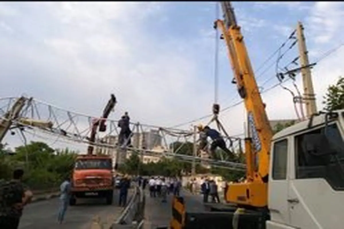 سقوط دکل مخابراتی در حکیمیه تهران