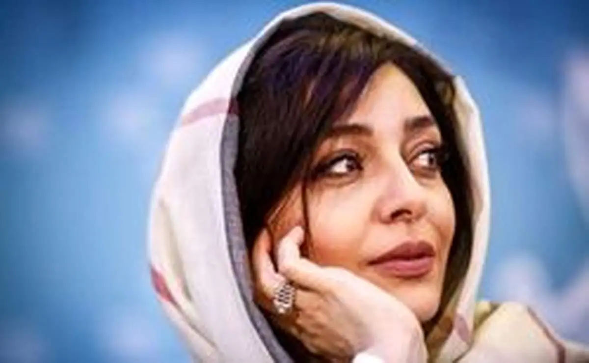 ساره بیات درحال چیدن میوه