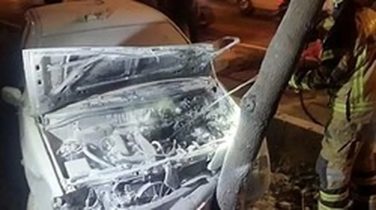 برخورد پراید با درخت در اهواز / راننده در پراید محبوس شد