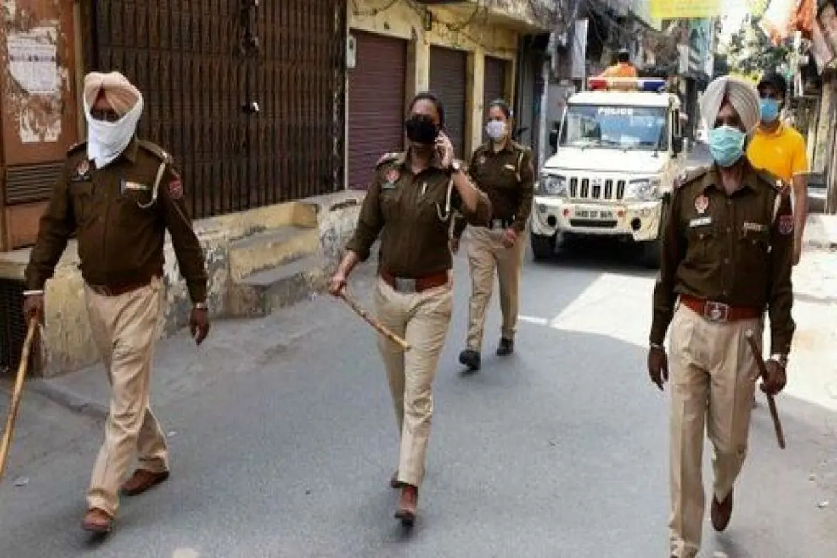 اجبار به ماسک زدن توسط پلیس هند +فیلم