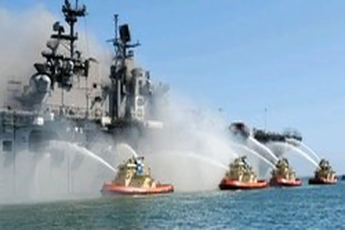 تلاش‌ها برای اطفاء حریق در کشتی جنگی آمریکا ادامه دارد