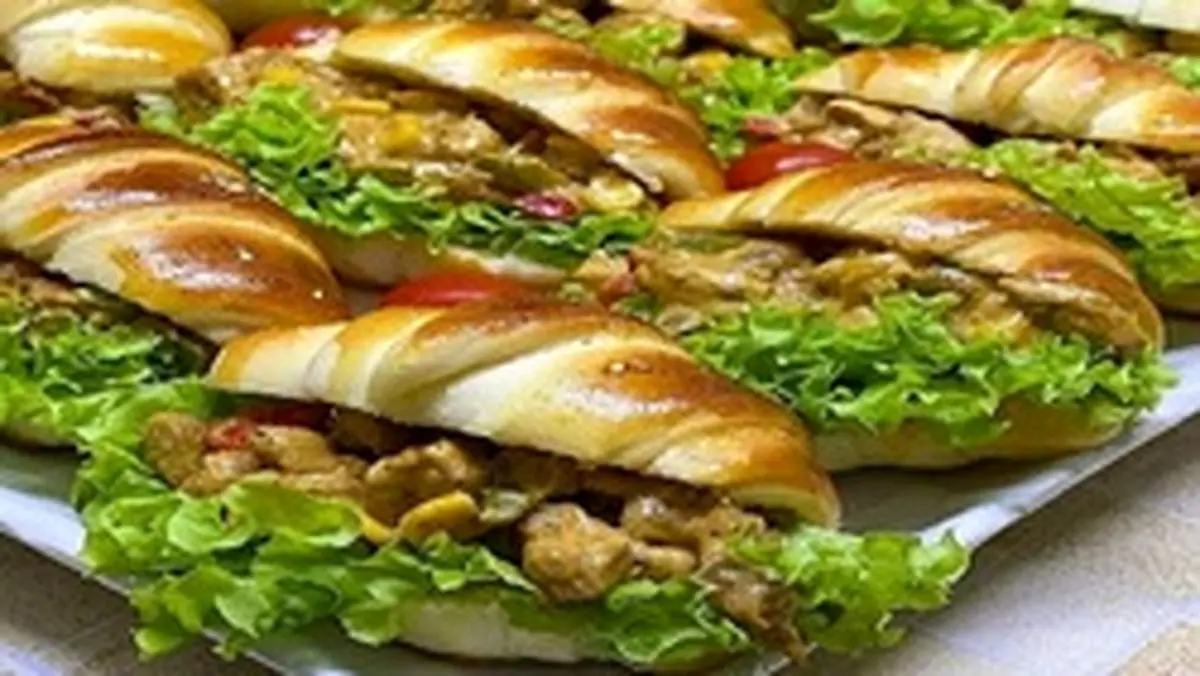 طرز تهیه کروسان شکم پر با مرغ و تن ماهی
