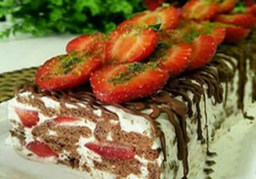 طرز تهیه لذیذترین دسر یخچالی شکلاتی فقط با دو قلم مواد+ فیلم / این دسر یخچالی ۵ دقیقه ای حاضر است