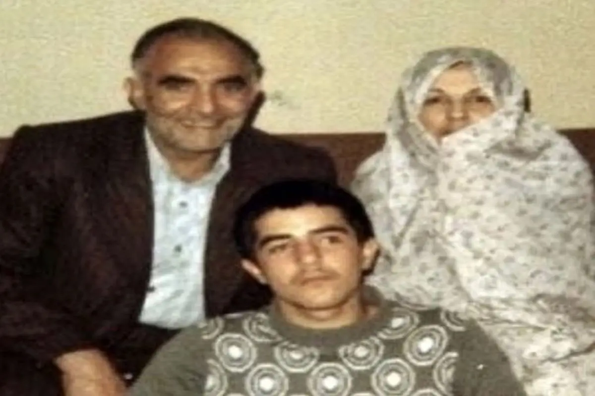 نوجوانی‌فرزاد حسنی در کنار پدر و مادرش