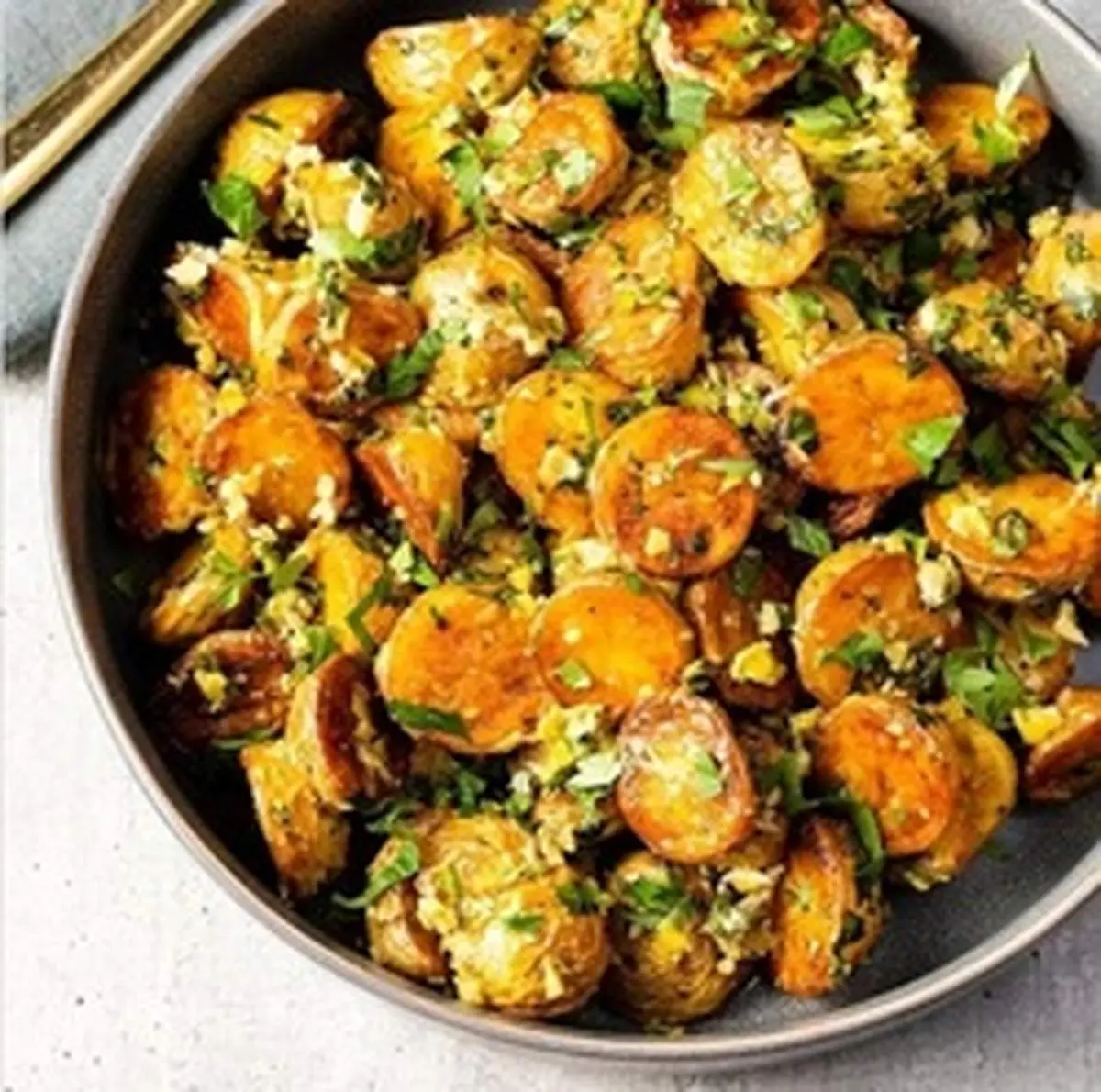 طرز تهیه سیب زمینی تنوری با طعم سیر و لیمو