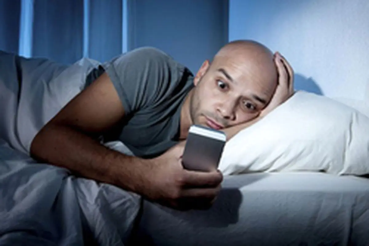 چرا نباید تلفن همراه را به تخت خواب ببریم؟