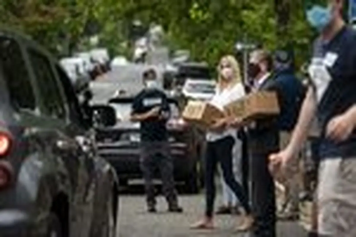 تصاویر ایوانکا ترامپ در حال توزیع بسته‌های غذایی