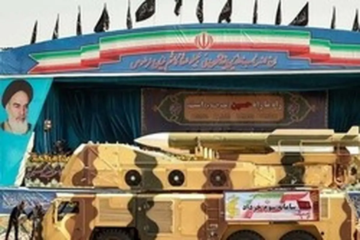 تصویری از رهبر انقلاب در کنار سامانه پدافندی مجهز به موشکهای شلیک کن و فراموش کن (FIRE & FOREGET)