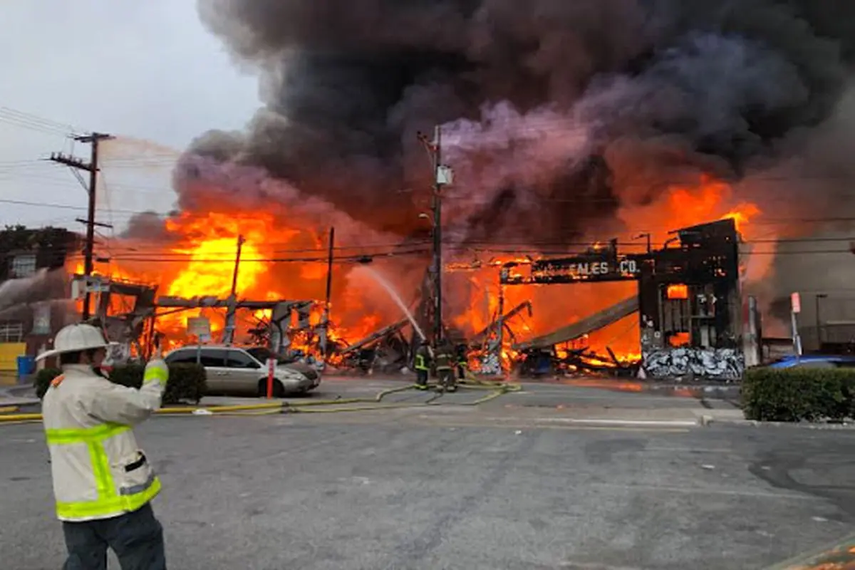 آتش‌سوزی مهیب ۶ ساختمان تجاری در سانفرانسیسکو+ فیلم