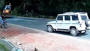 فرار معجزه‌آسای راننده موتورسیکلت از تصادف وحشتناک! +فیلم