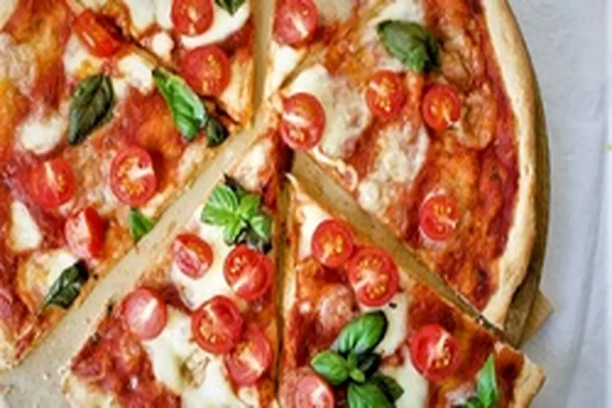 طرز تهیه یک پیتزای خوشمزه و ارزان در منزل