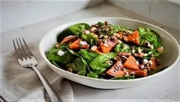 طرز تهیه سالاد سیب زمینی و اسفناج با سس سیر