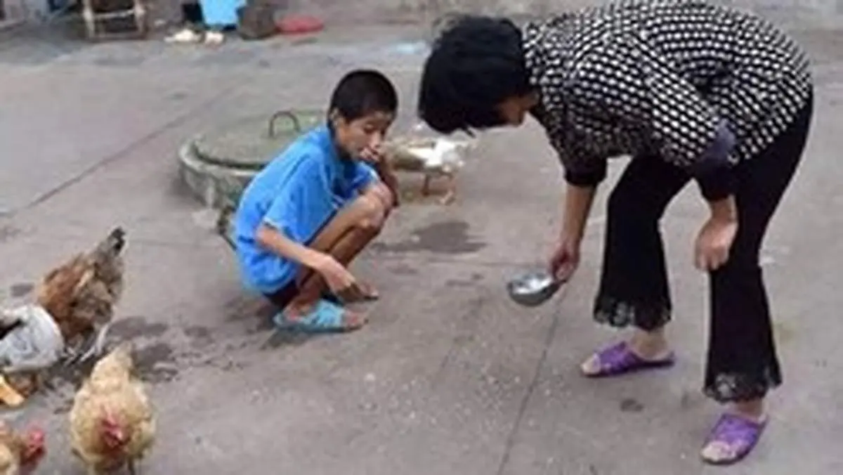 این پسر ۱۰ ساله مثل حیوانات خانگی در غل و زنجیر است! +عکس