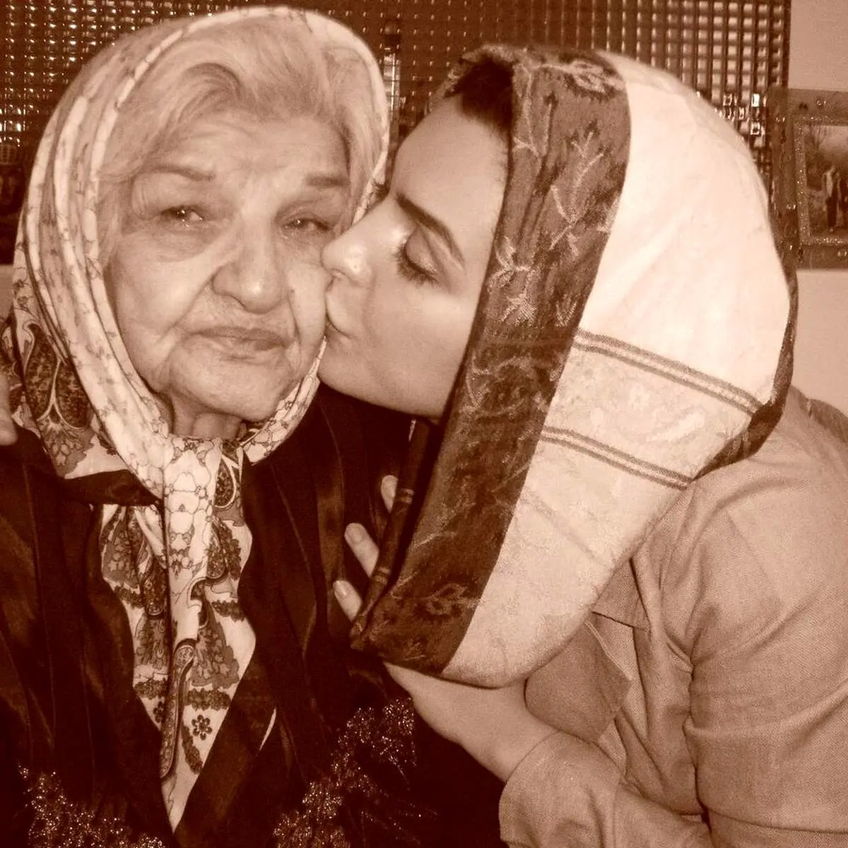بوسه ماهچهره خلیلی بر گونه مادربزرگ بازیگرش