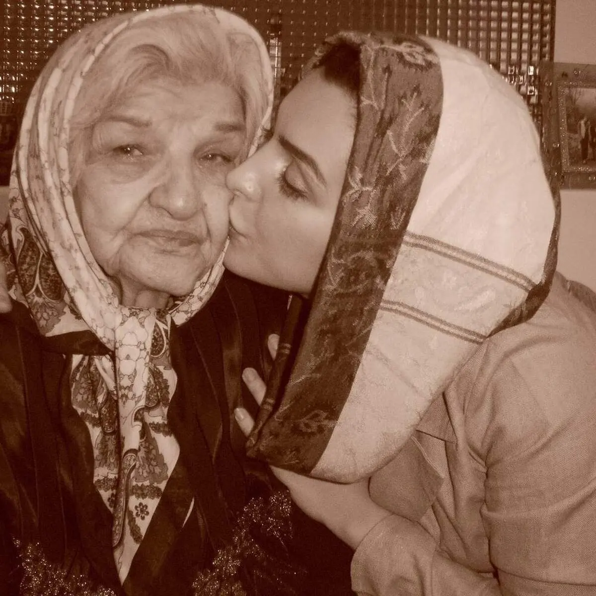 بوسه ماه‌چهره خلیلی بر گونه مادربزرگ بازیگرش