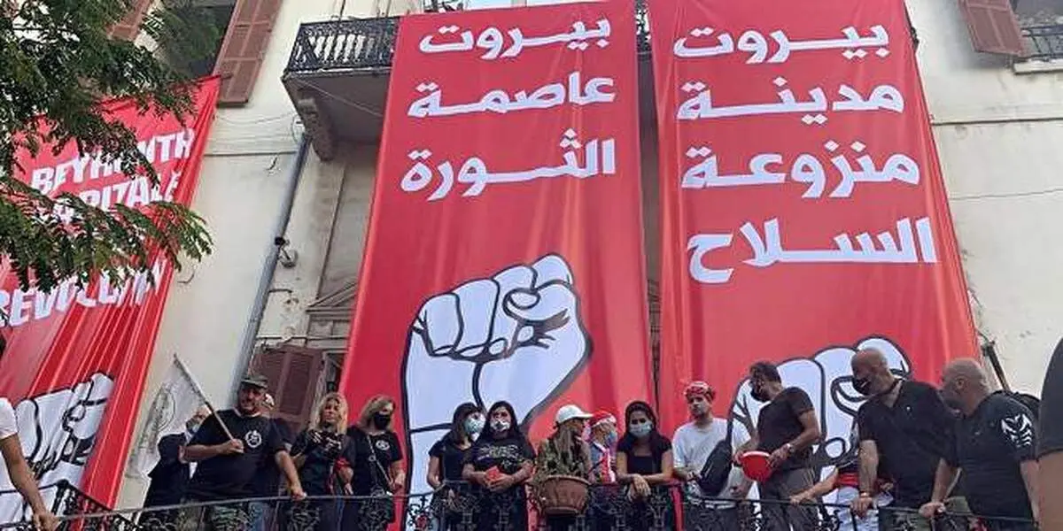 معترضات لبنانی وزارتخانه‌های خارجه، اقتصاد و محیط زیست را تسخیر کردند/ درخواست مکرون از ترامپ برای لغو تحریم حزب الله