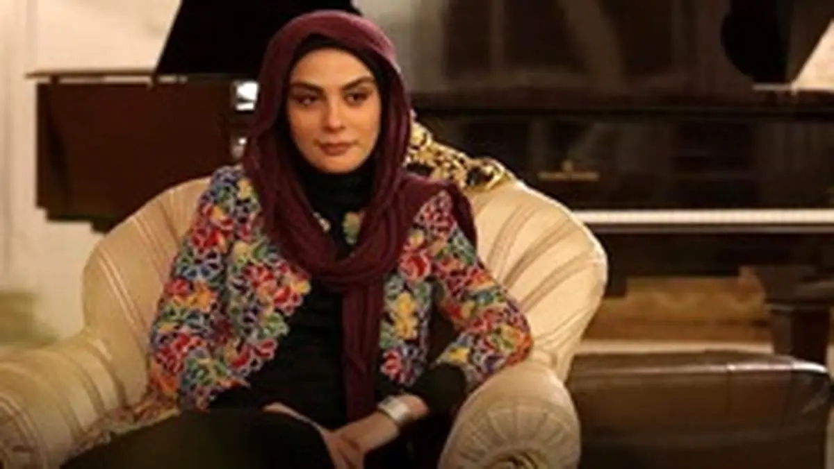 تصویری از کودکی خانم بازیگر در پشت صحنه تئاتر