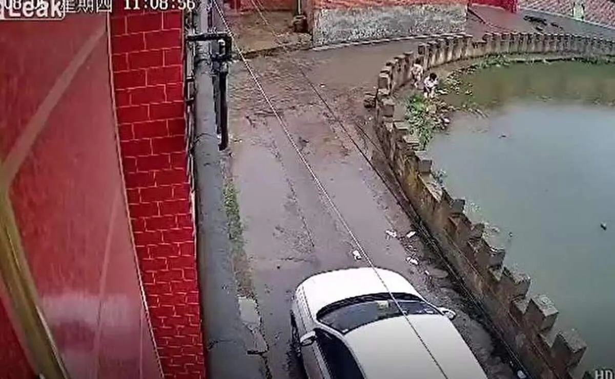 نجات معجزه آسا دو کودک از غرق شدن+فیلم
