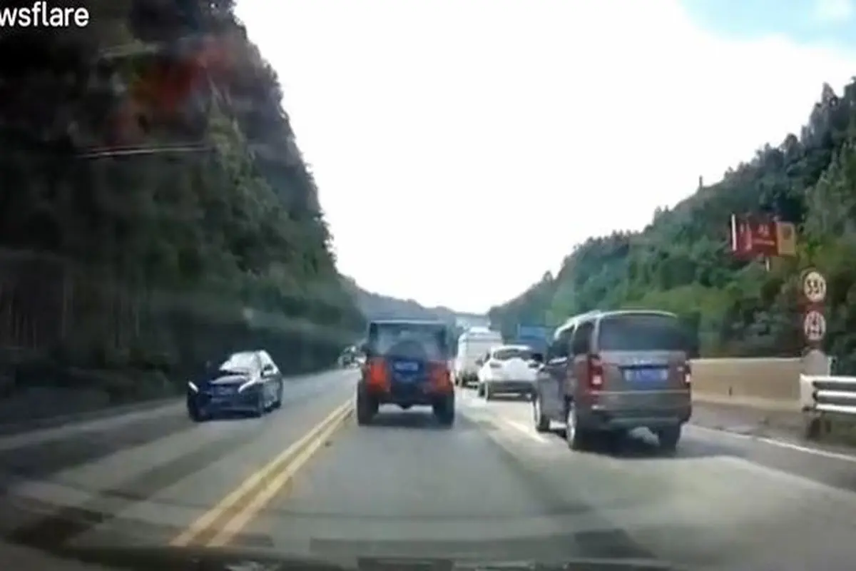 ریزش وحشتناک کوه در جاده + فیلم