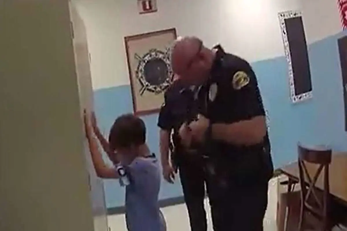 لحظه دستگیری کودک ۸ ساله به جرم حمله به معلم+ فیلم