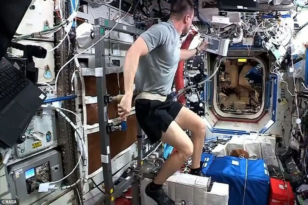 ورزش کردن فضانوردان در فضا+ فیلم