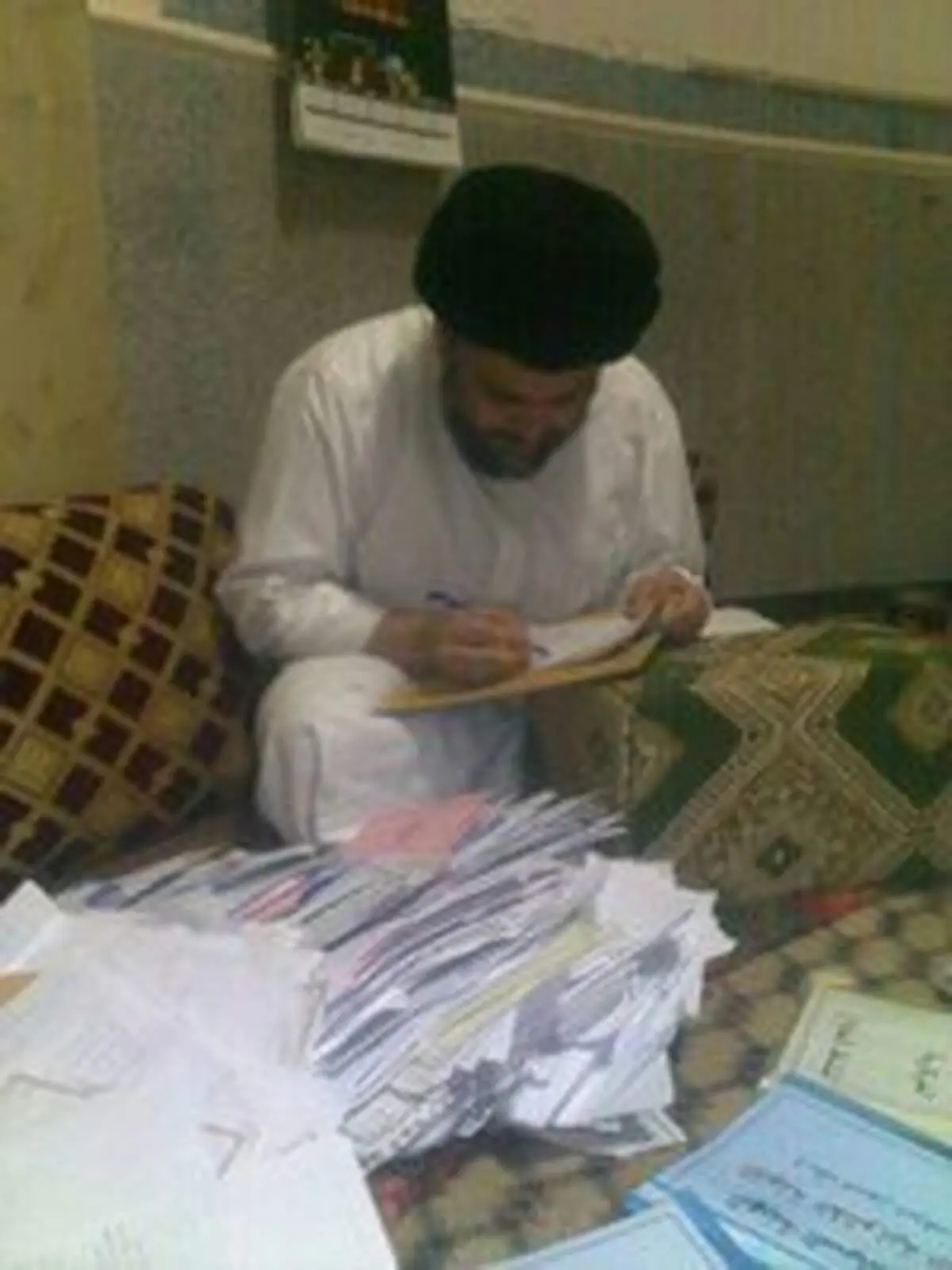 عکس: مقتدی صدر در حال پاسخ به استفتائات