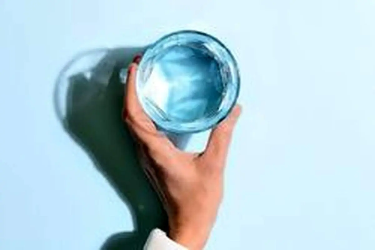مضرات و خطرات بیش از حد آب خوردن
