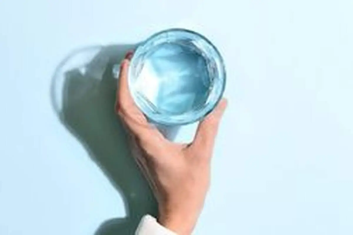 مضرات و خطرات بیش‌ از حد آب خوردن