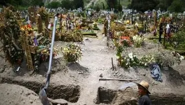 کندن قبرهای تازه برای دفن انبوه فوتی‌های کرونا در مکزیکوسیتی