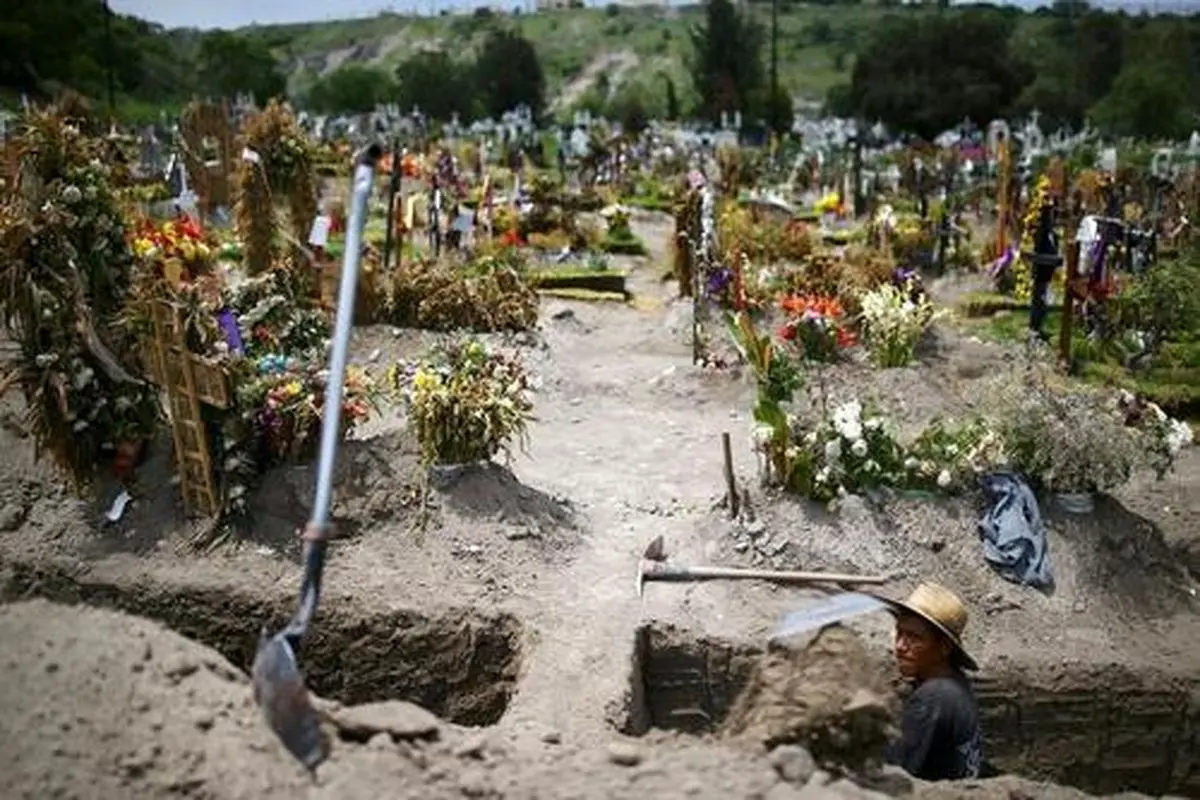 کندن قبرهای تازه برای دفن انبوه فوتی‌های کرونا در مکزیکوسیتی