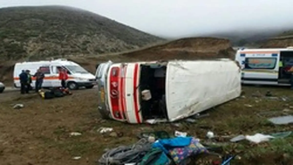 واژگونی مینی بوس در جاده ایذه منجر به مصدوم شدن ۱۷ نفر شد