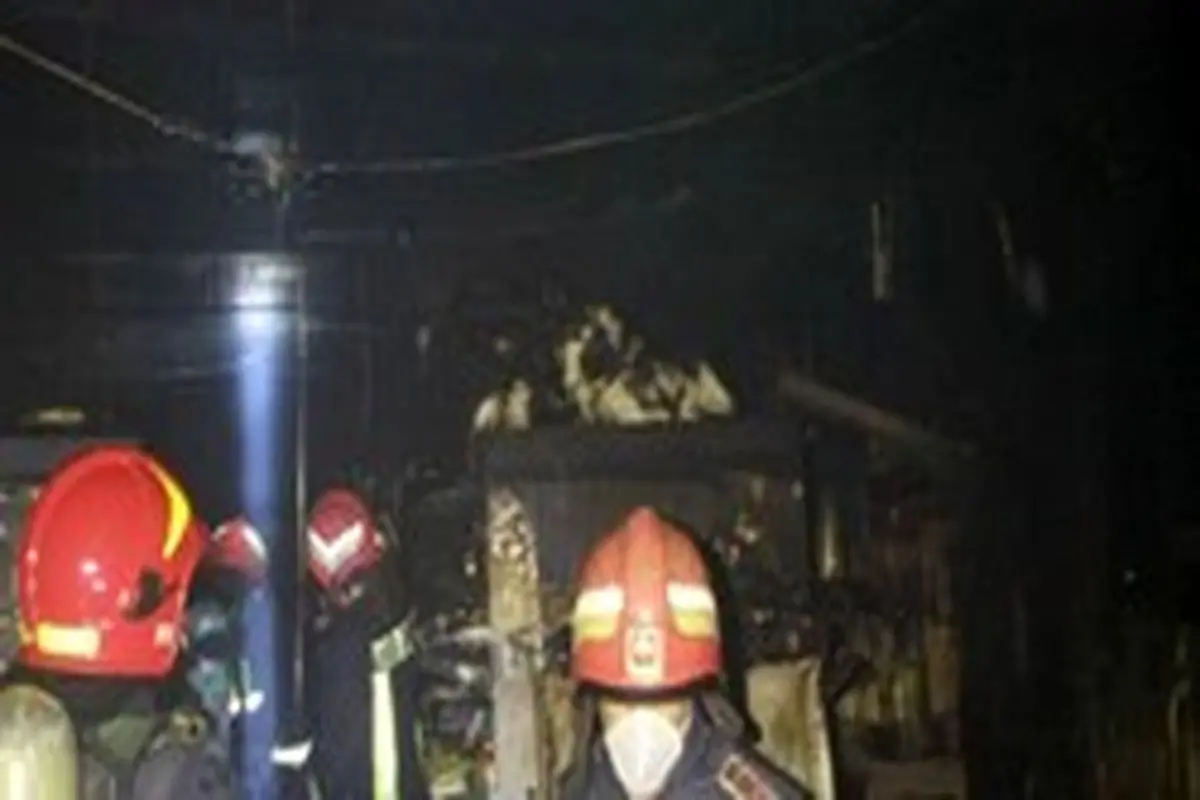 آتش‌سوزی گسترده در مغازه ظروف یک‌بارمصرف در میدان قائم شیراز