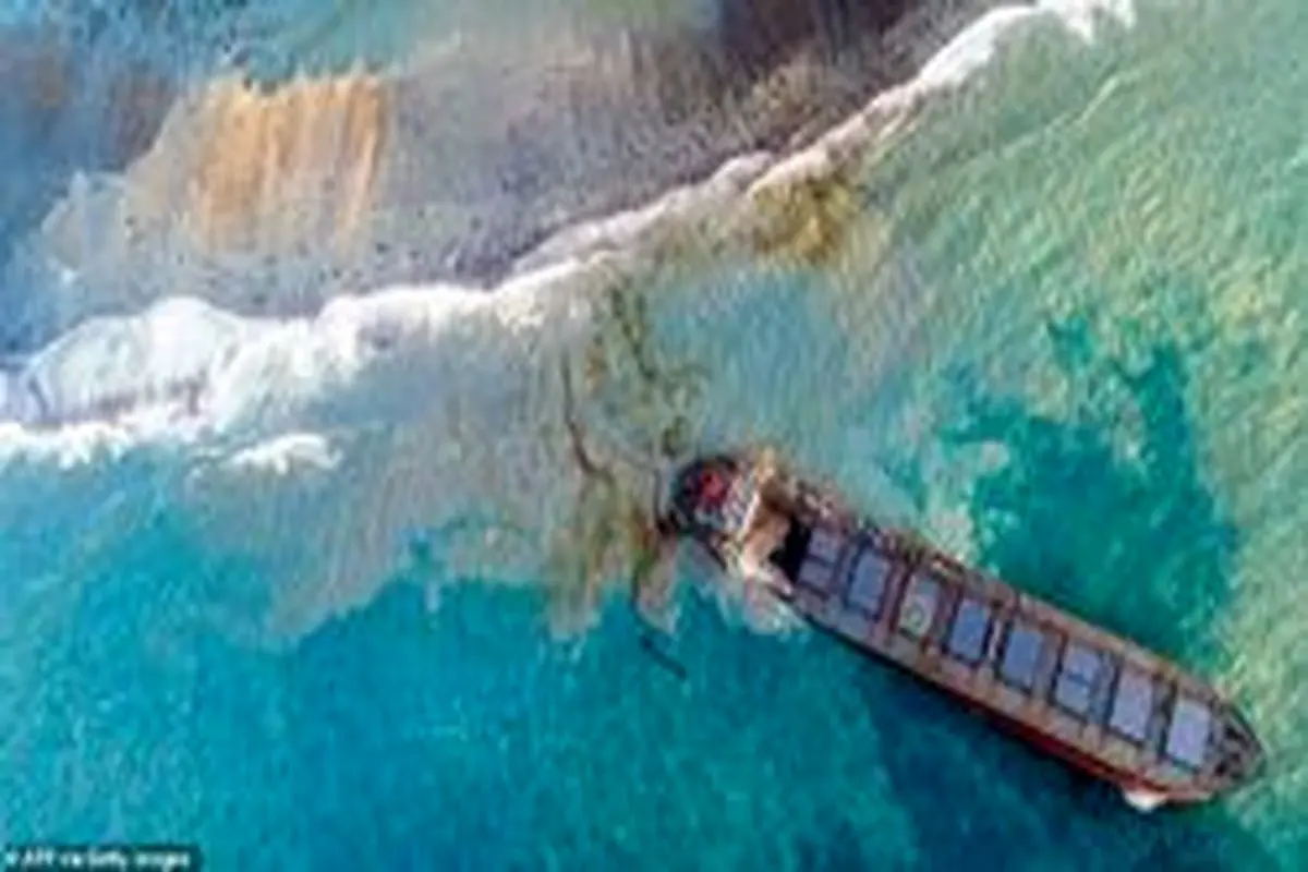 نفتکش ژاپنی در ساحل جزیره موریس دو نیم شد