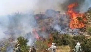 اعزام یک فروند بالگرد هلال احمر به ارتفاعات افزر؛ آتش همچنان زبانه می‌کشد ‌