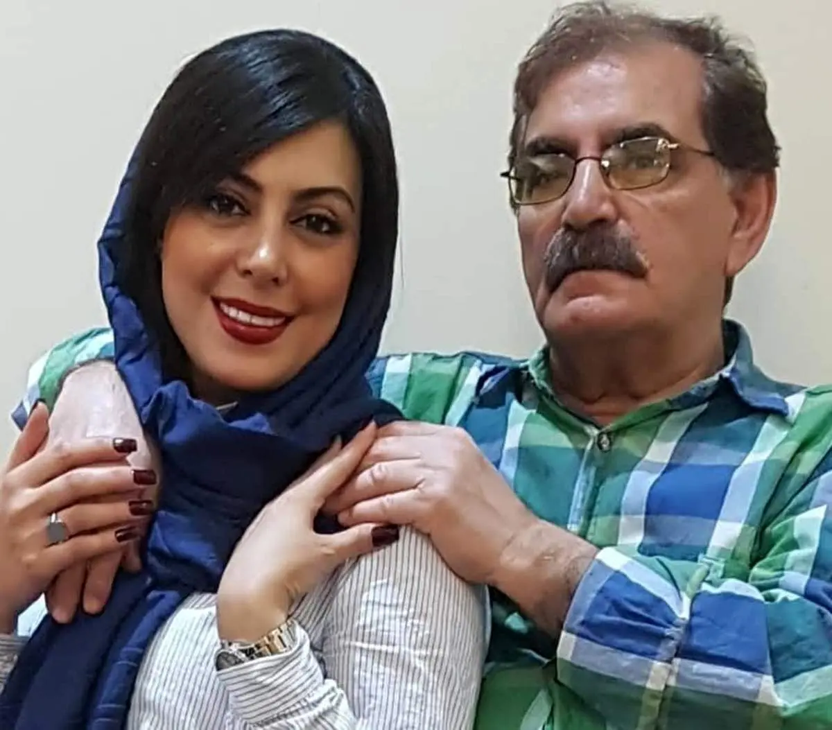 خانم بازیگر در آغوش پدرش