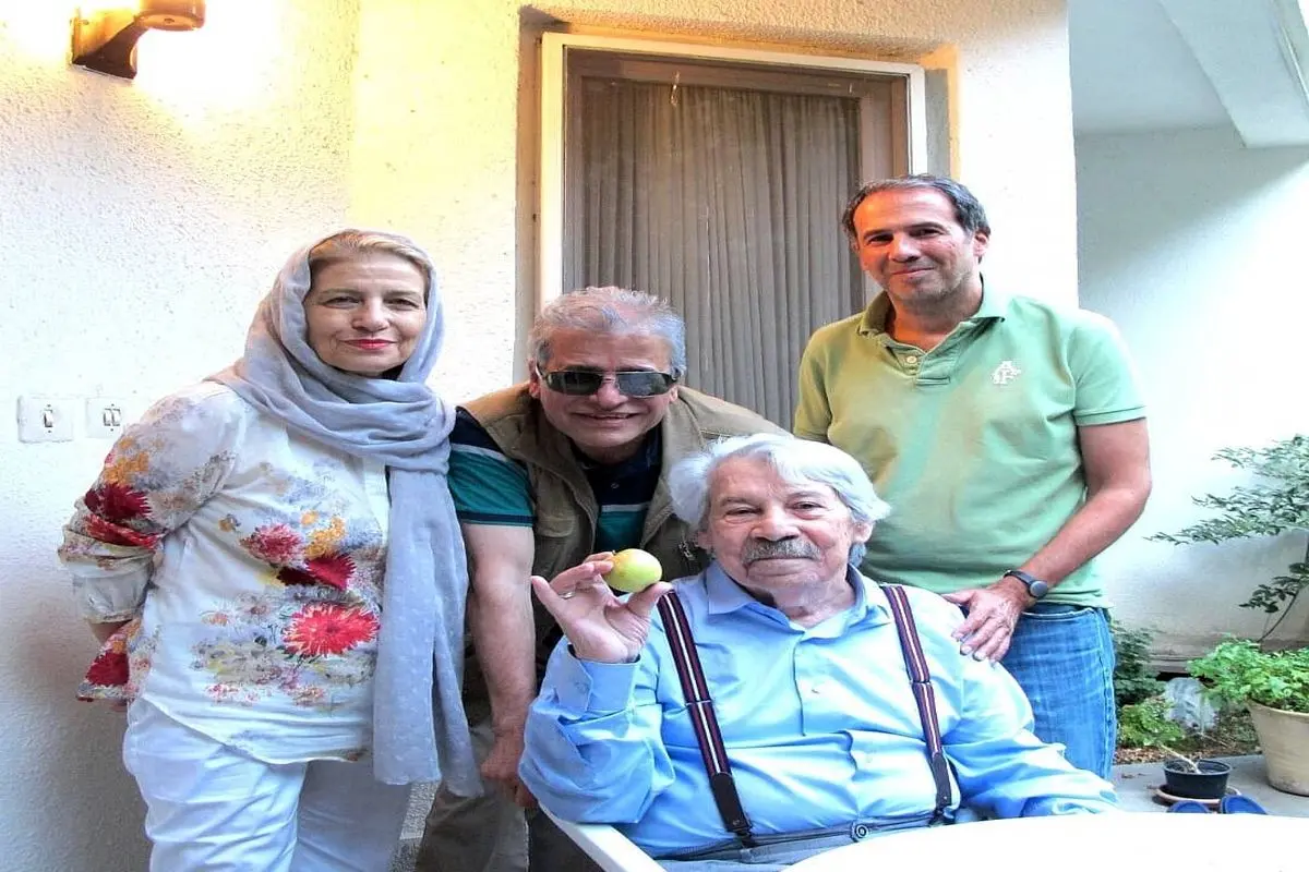 عکسی از مرحوم داود رشیدی همراه همسر و دوستانش