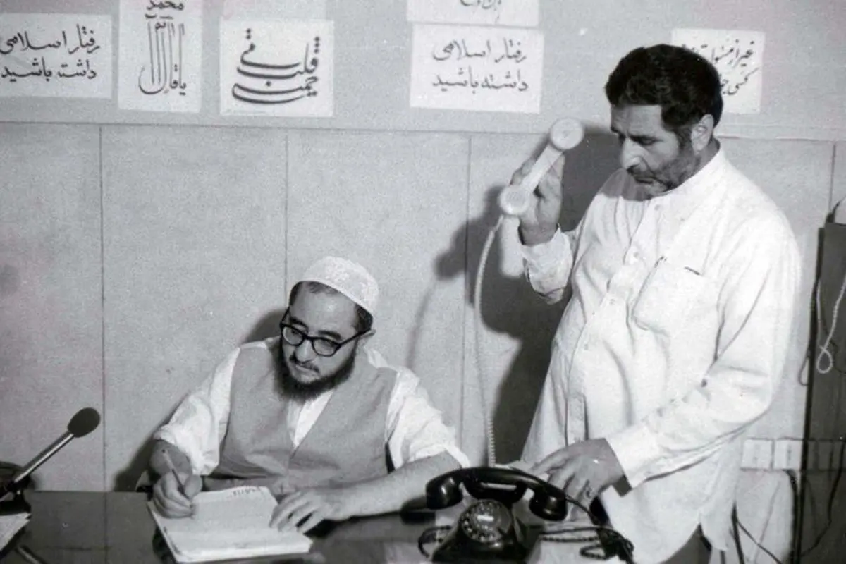 عکس:شیخ صادق خلخالی در پشت میز ریاست دادگاه انقلاب/1357