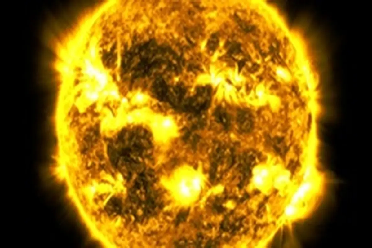 خروج یک کشتی فضایی به اندازه ۲۵ برابر کره زمین از خورشید+ فیلم